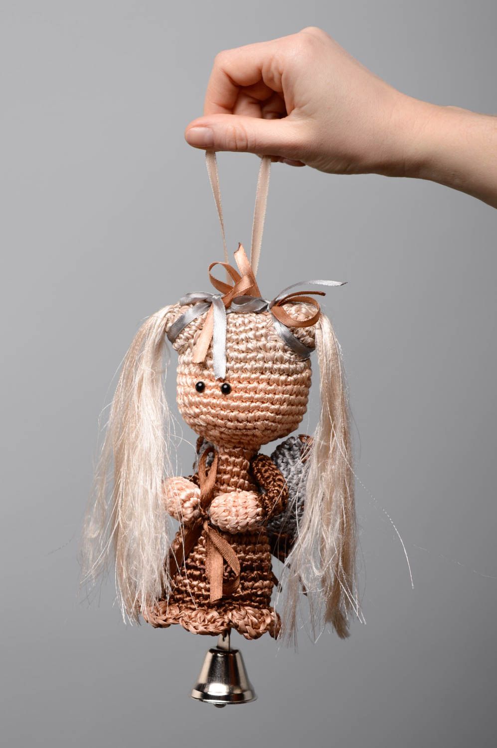 Маленькая вязаная кукла интерьерная подвеска с колокольчиком фото 4
