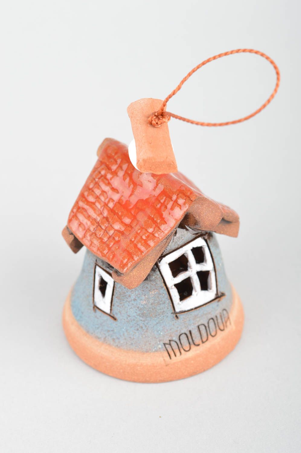 Dekoratives Glöckchen aus Ton mit Glasur bemalt Haus mit rotem Dach handmade foto 5