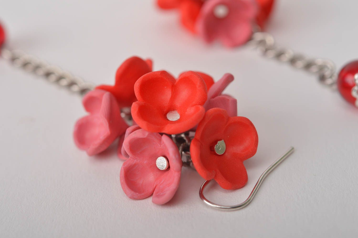 Boucles d'oreilles pendantes Bijou fait main fleurs rouges Cadeau pour femme photo 3