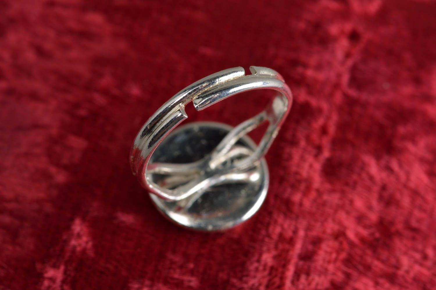 Синее кольцо в технике декупаж с ювелирной смолой ручной работы с регулируемым размером фото 3