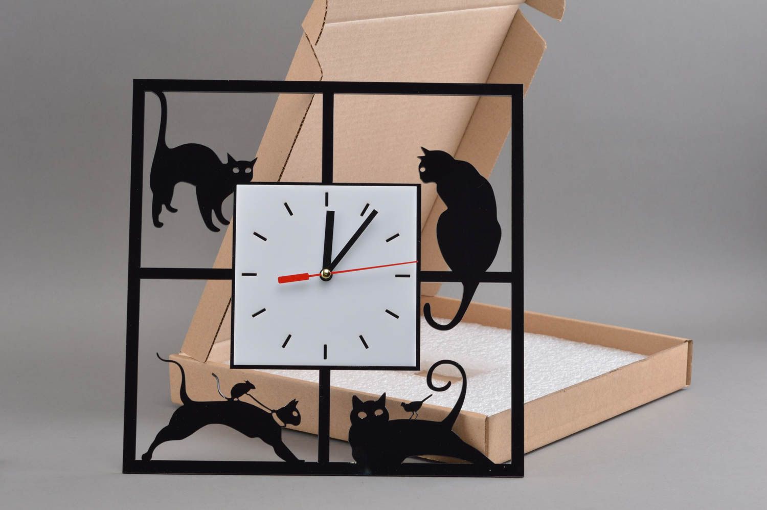 Horloge faite main en verre acrylique noire décoration carrée avec chats photo 1