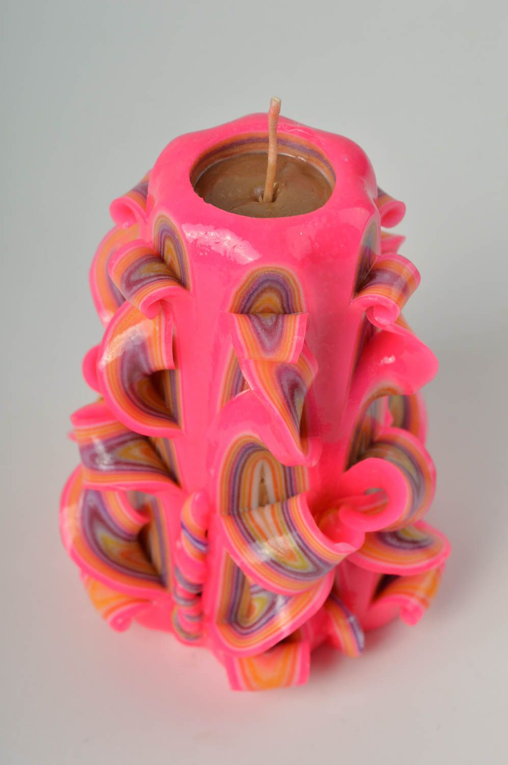 Резная свеча подарок ручной работы цветная свеча резная розовая карамель фото 4