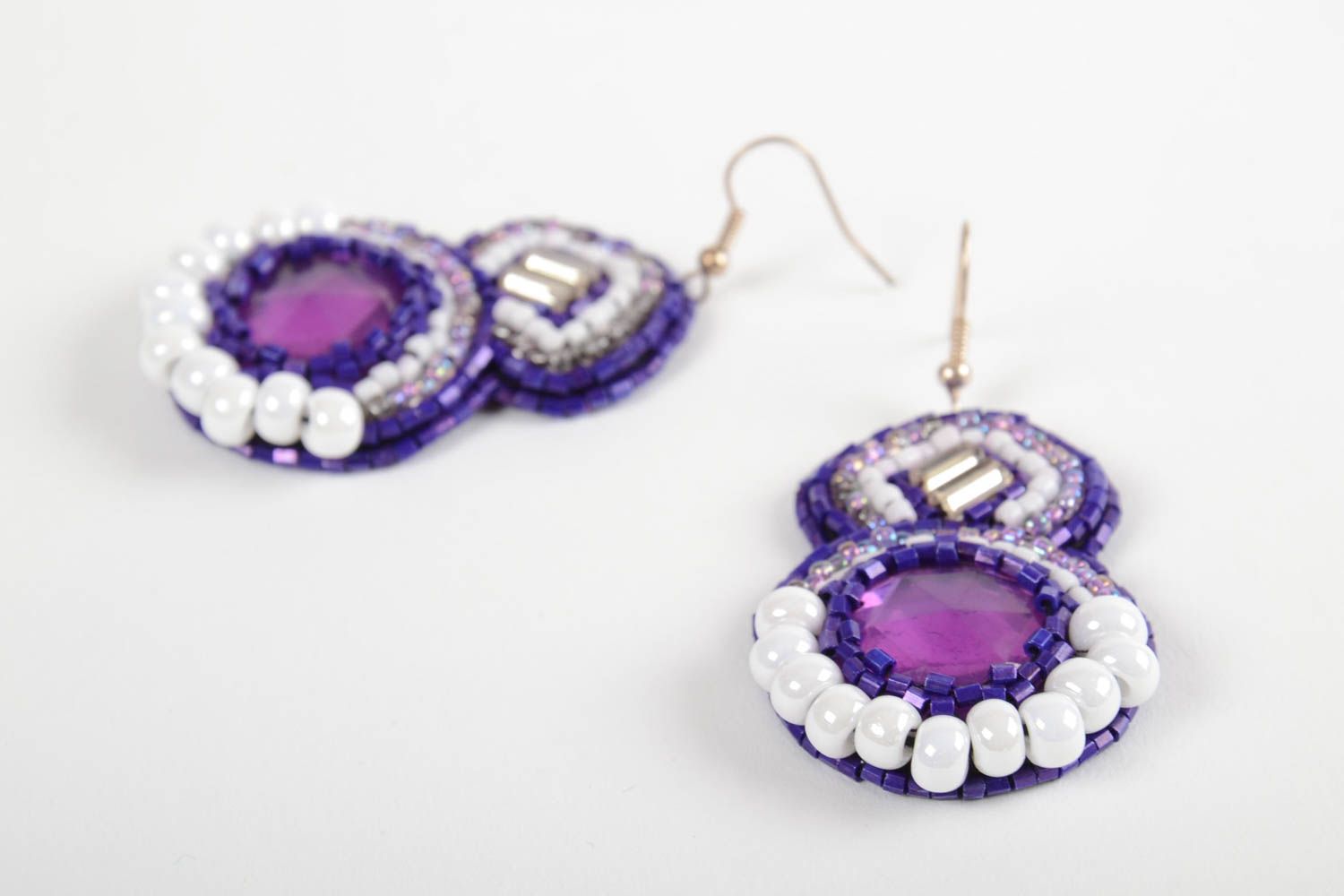 Фиолетовые серьги из бисера со стразами ручной работы оригинальные красивые фото 5