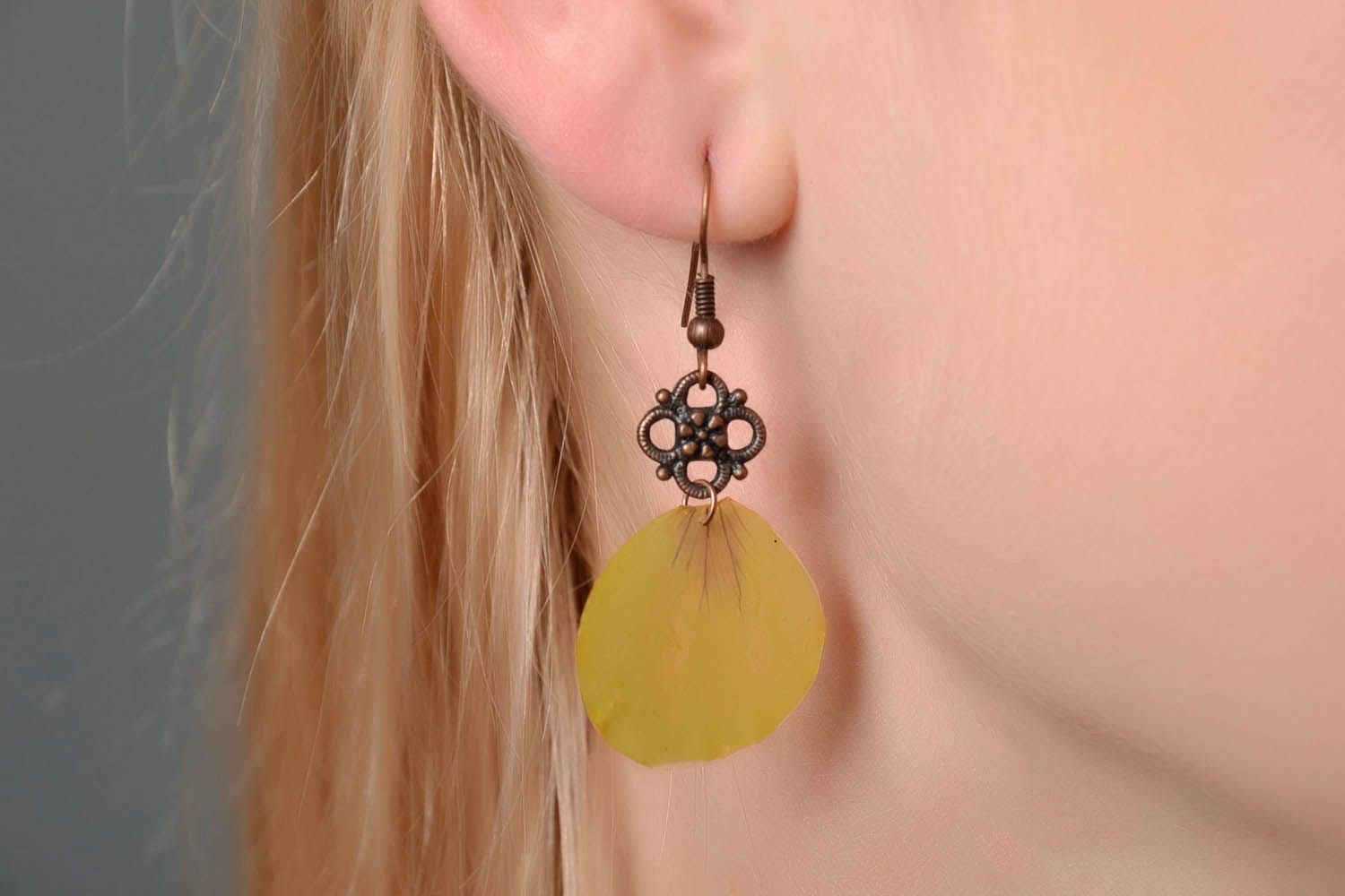 Boucles d'oreilles pendantes avec les pétales de fleur photo 5