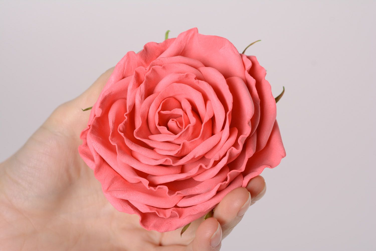 Заколка для волос из фоамирана ручной работы в виде бутона розы темный розовый фото 3