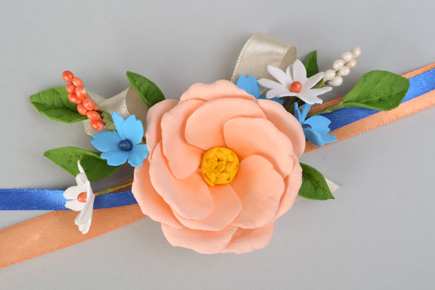 Pulsera para dama de honor hecha a mano de cintas de raso y flores de goma EVA   foto 3