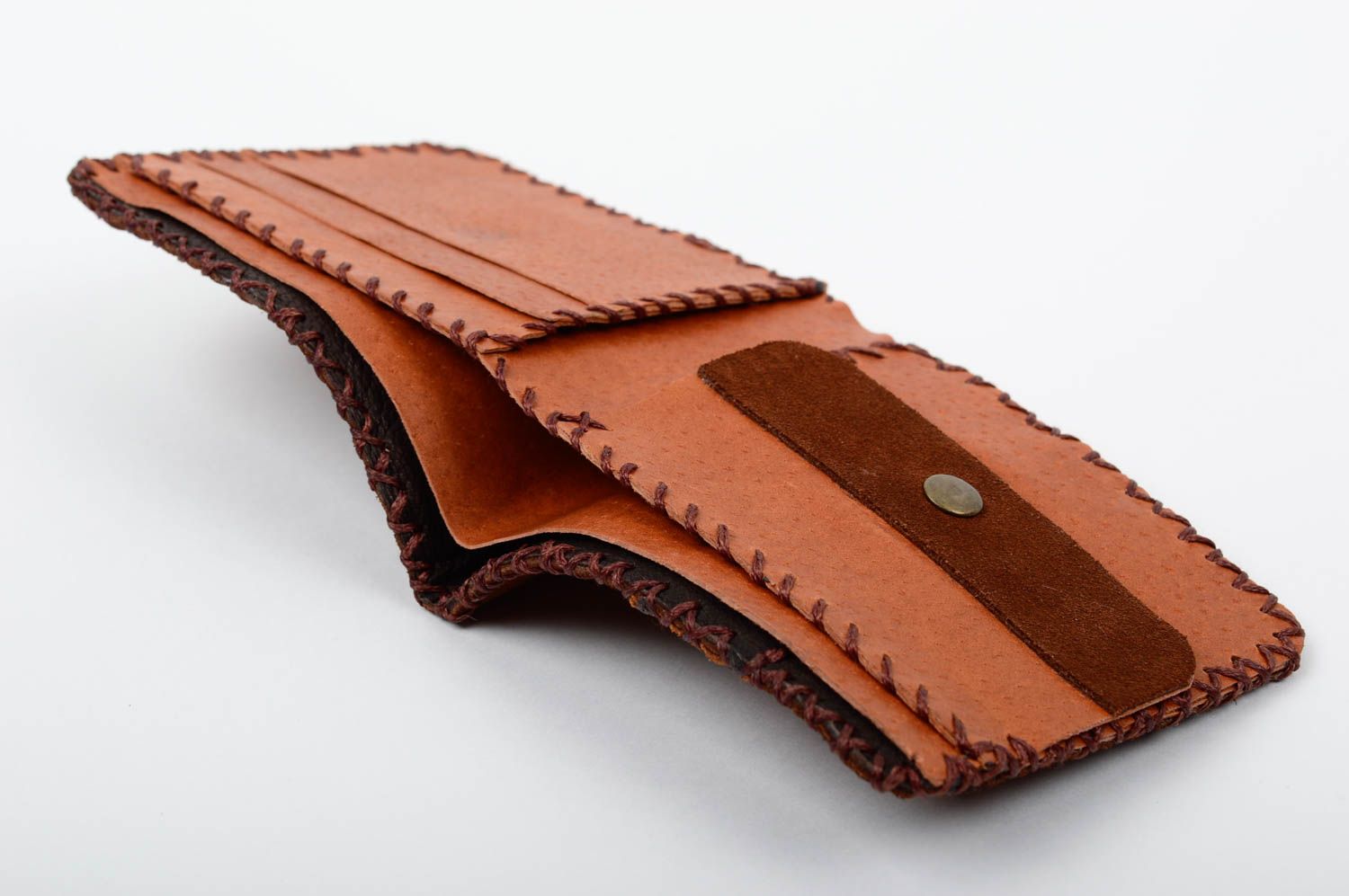 Оригинальный кожаный кошелек с внутренними отделениями и металлической кнопкой фото 2