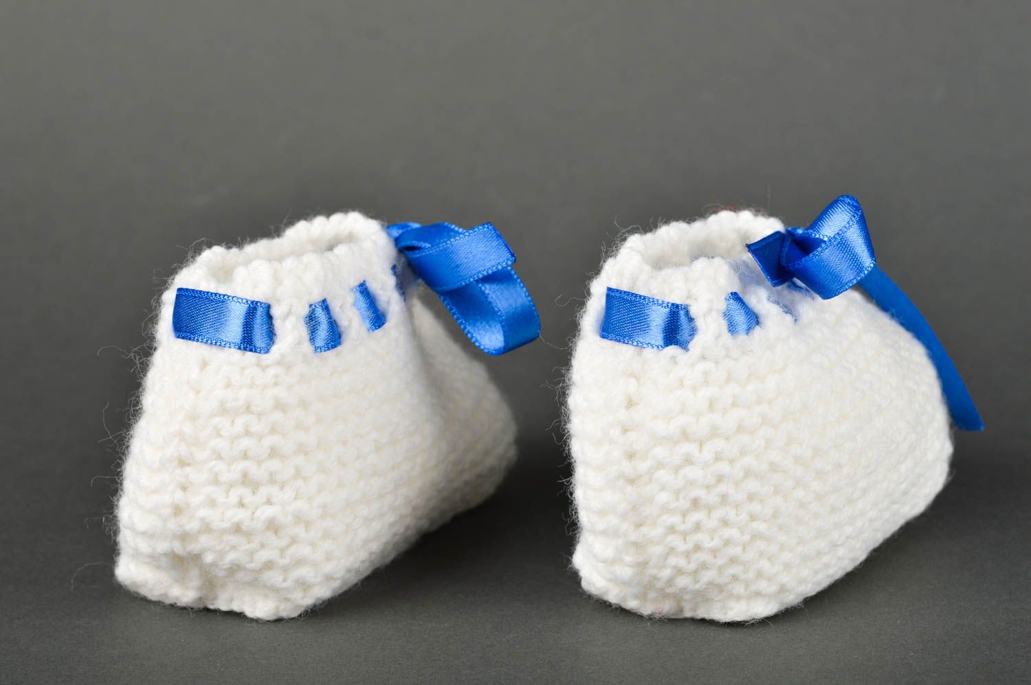 Chaussons bébé tricot faits main Chaussures bébé blanc-bleu Vêtement bébé photo 5