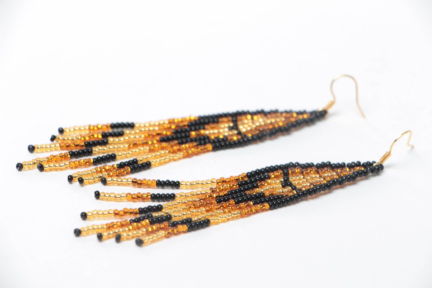 Wunderschöne glänzende Ohrringe aus Glasperlen in Schwarz und Goldfarbe foto 3