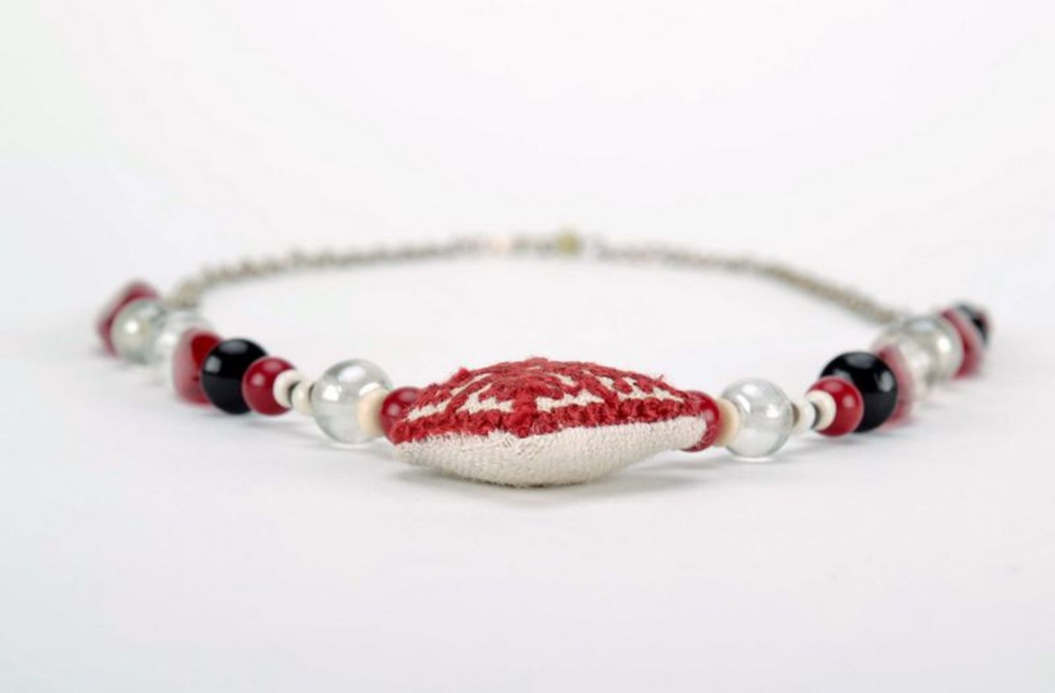 Red and white necklace in ethnic style  photo 4