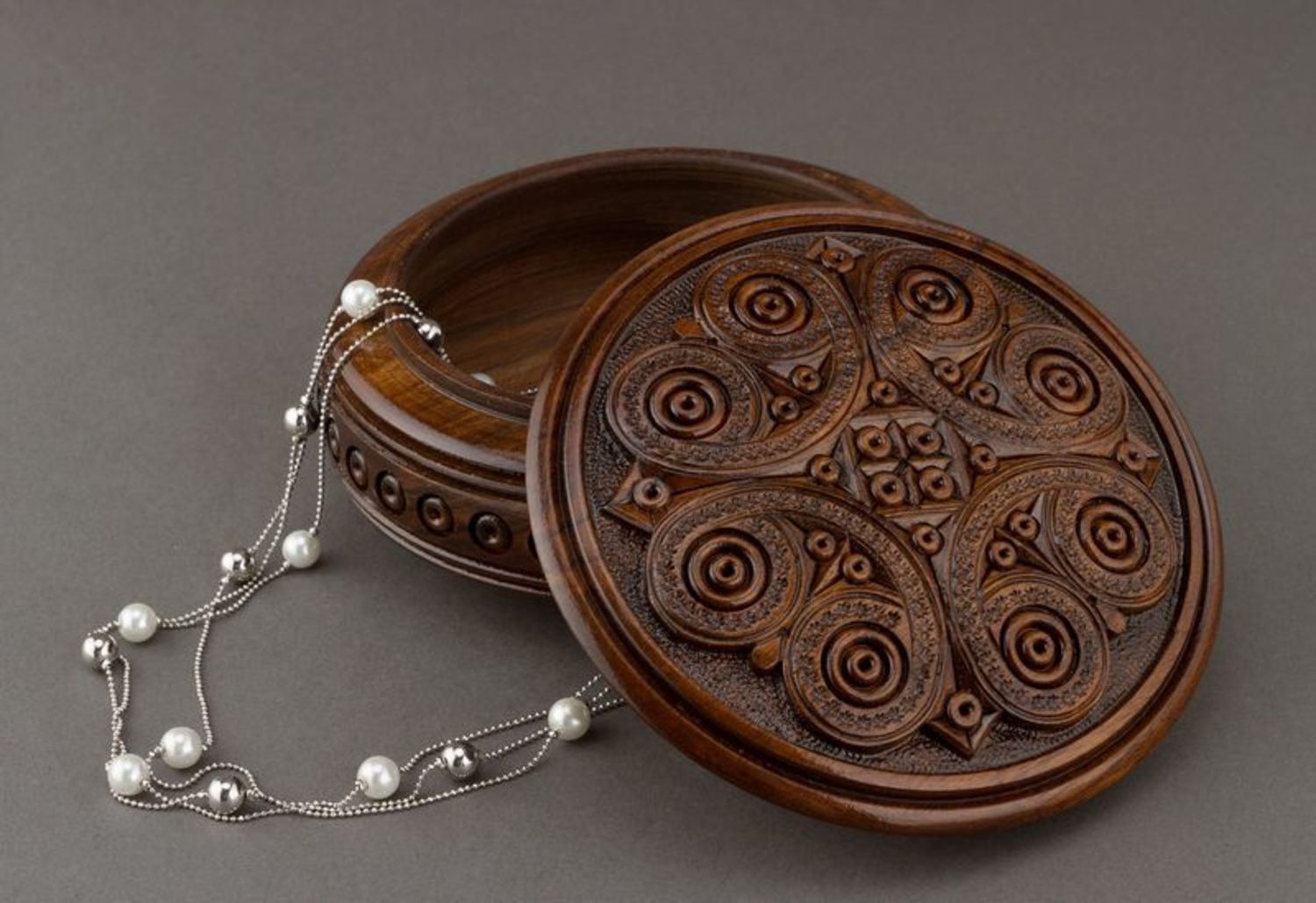 Carved jewelry box with a removable lid photo 1