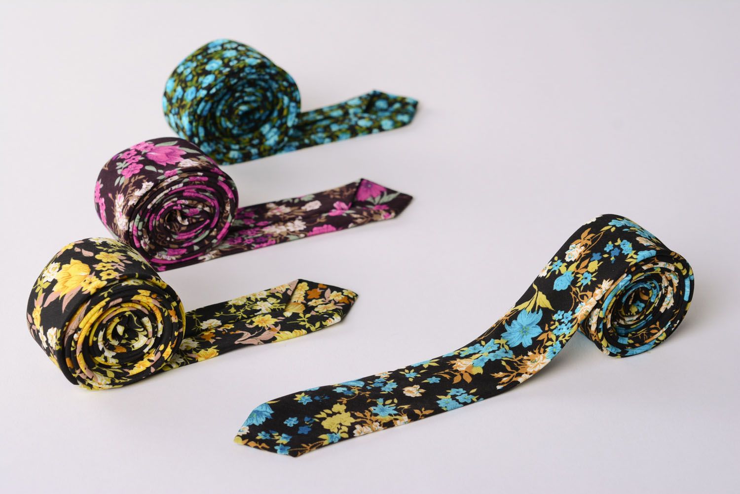 Tie with flowers photo 2