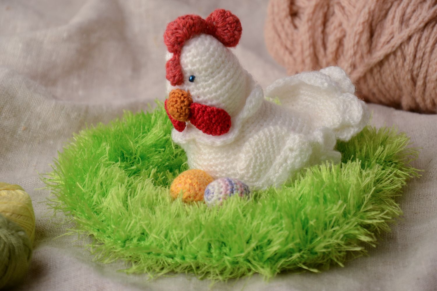 Petit jouet décoratif tricoté moux fait main en forme de poule dans le nid photo 1