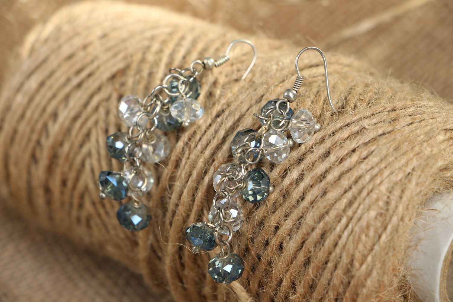 Glänzende Ohrringe mit Kristallen  foto 3