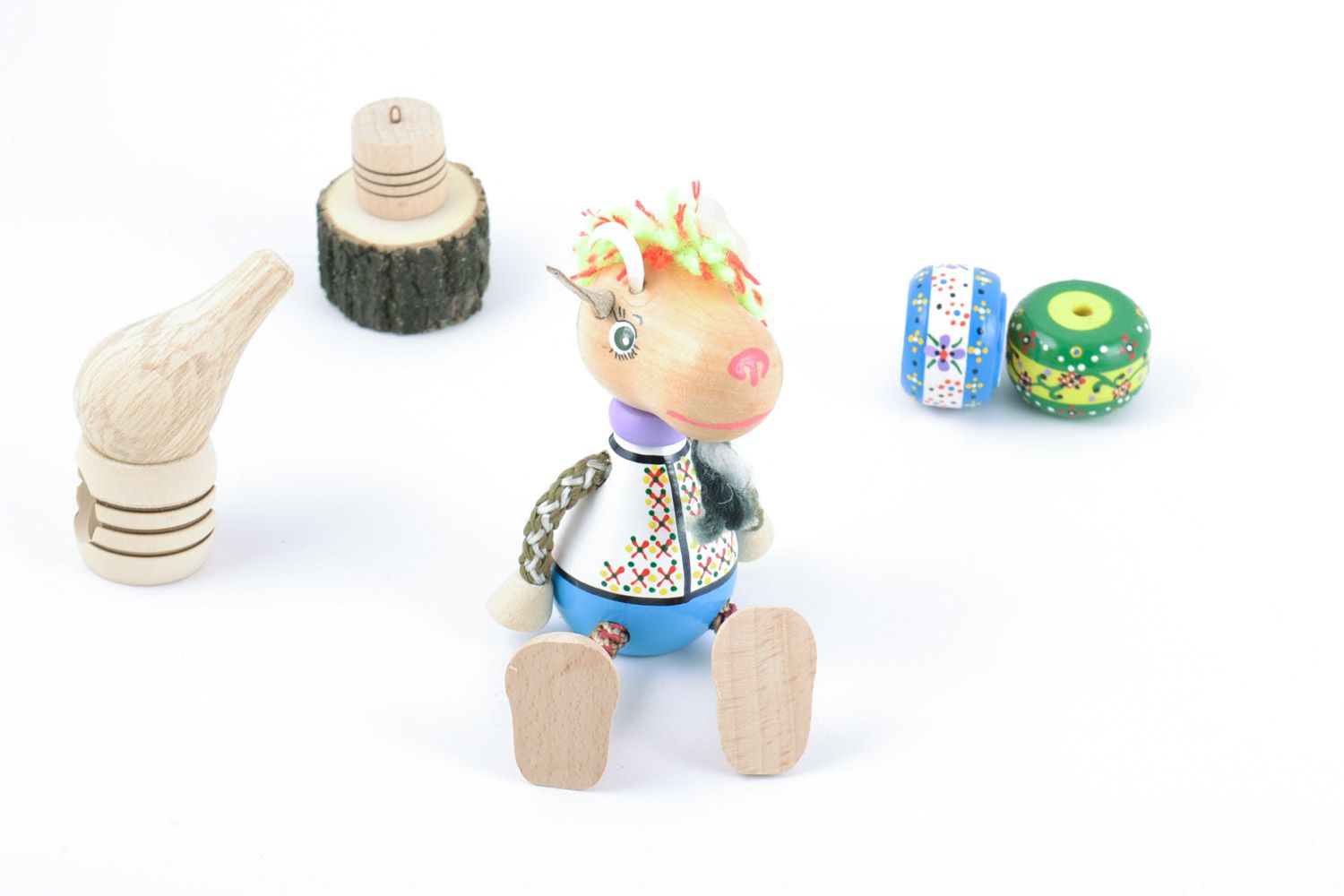 Деревянная игрушка расписанная красками в виде козлика ручной работы оригинальная фото 1