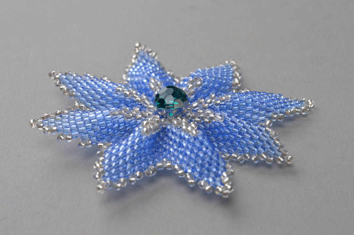 Broche bleue originale en perles de rocaille faite main en forme de fleur photo 3