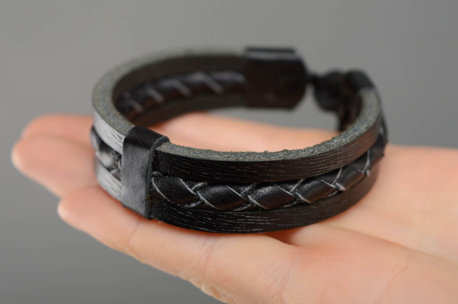 Bracelet en cuir naturel noir décoré de tressage fait main avec lacets  photo 2