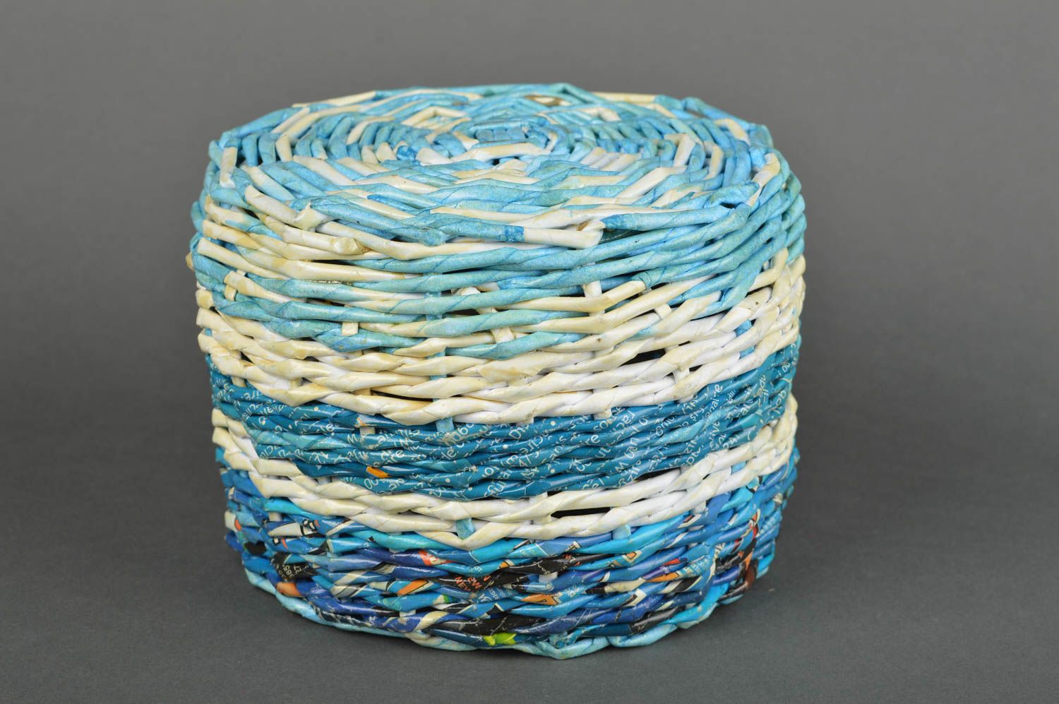 Плетеная корзина ручной работы корзинка из газет голубая корзина из бумаги фото 5