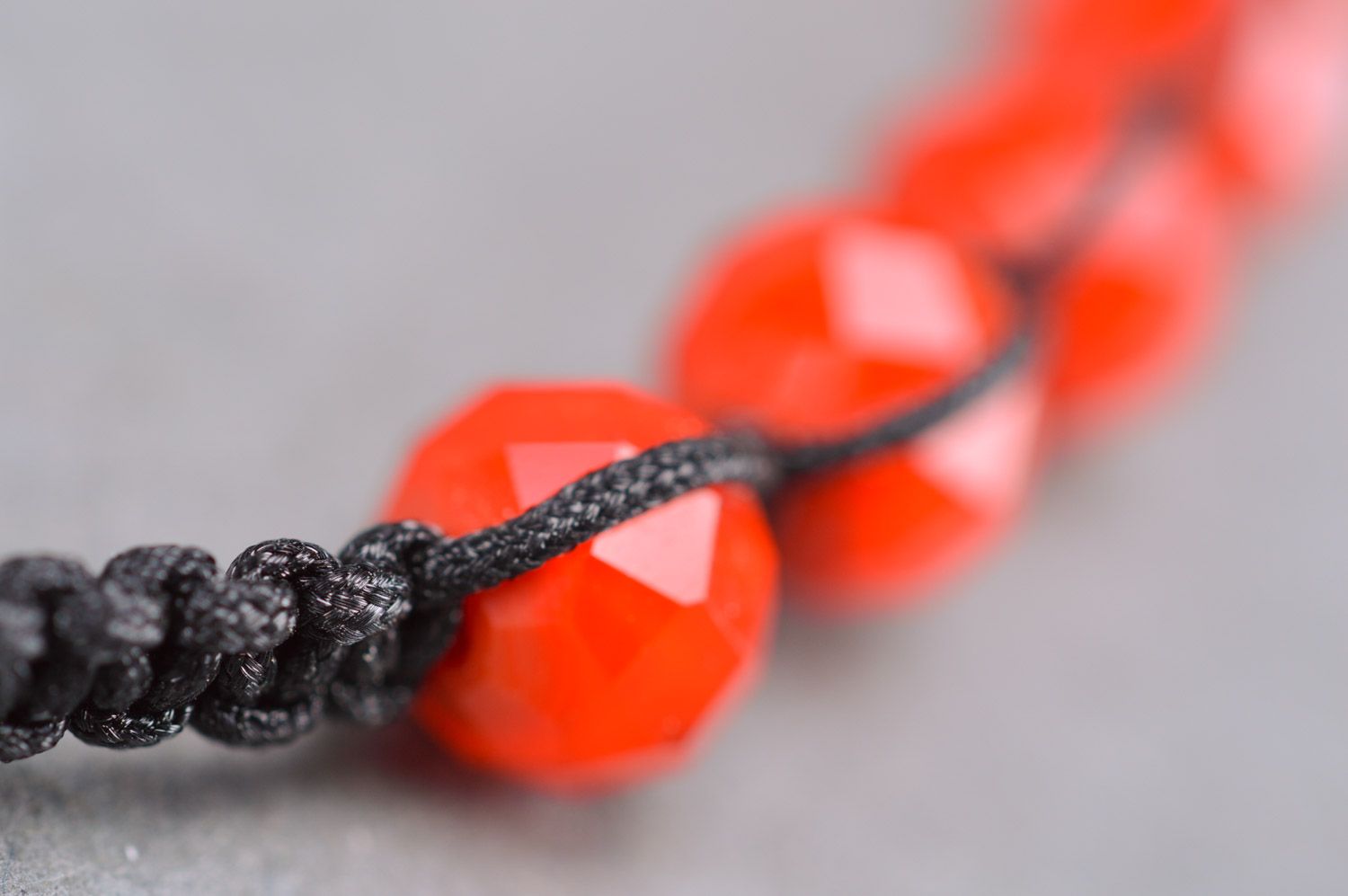 Плетеный браслет из бусин и нитки ручной работы на завязках красное с черным фото 4