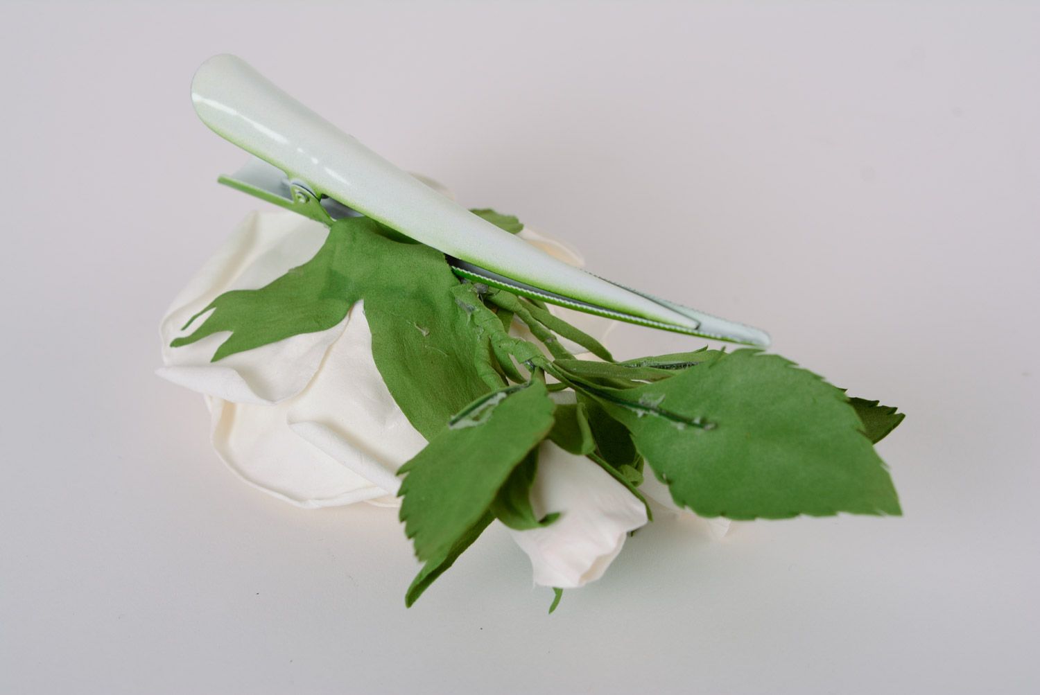 Заколка из фоамирана белая роза ручной работы на металлическом зажиме женская фото 4