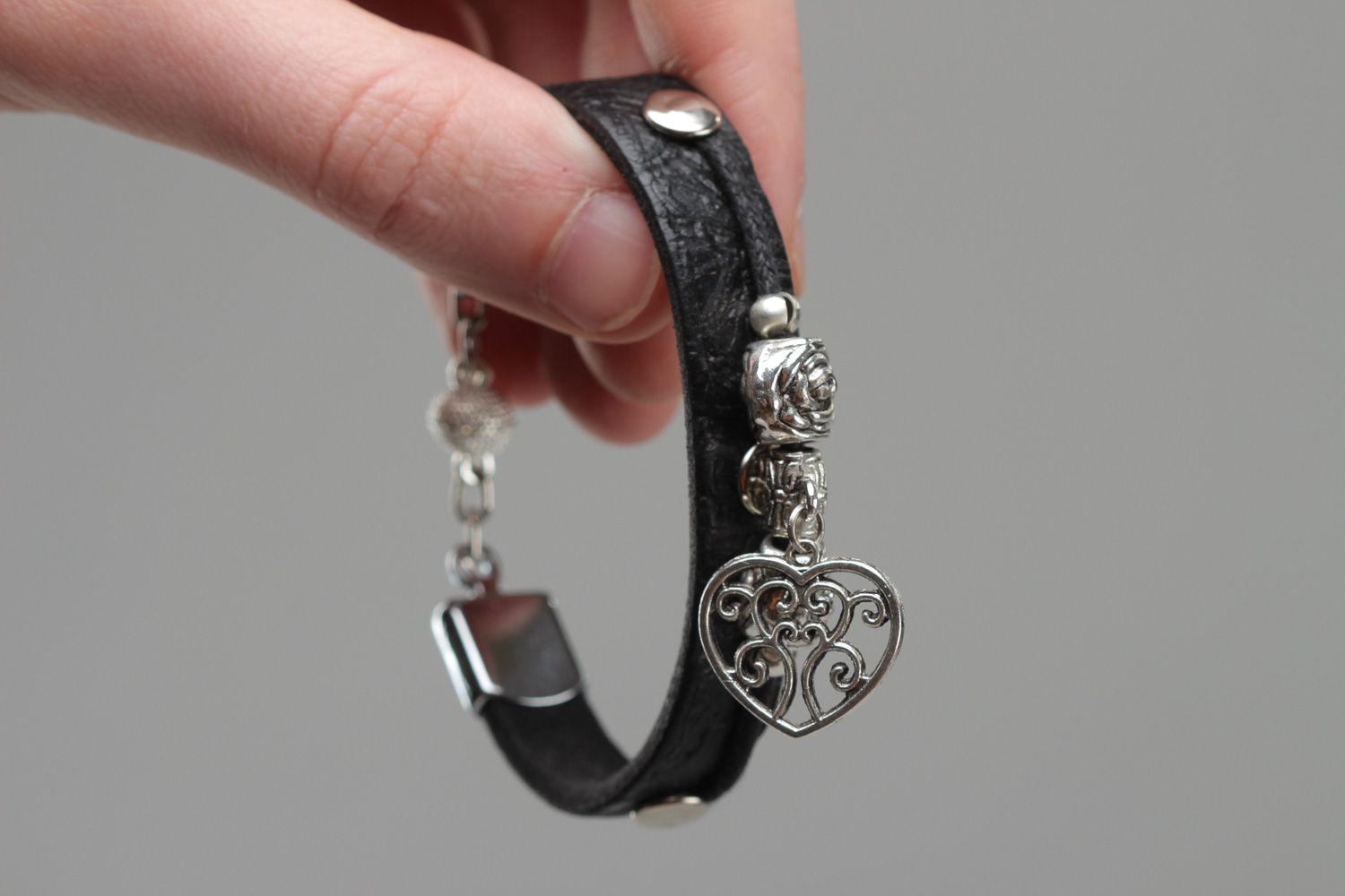 Schwarzes breites handgemachtes Armband aus Naturleder mit Metall für Dame foto 5