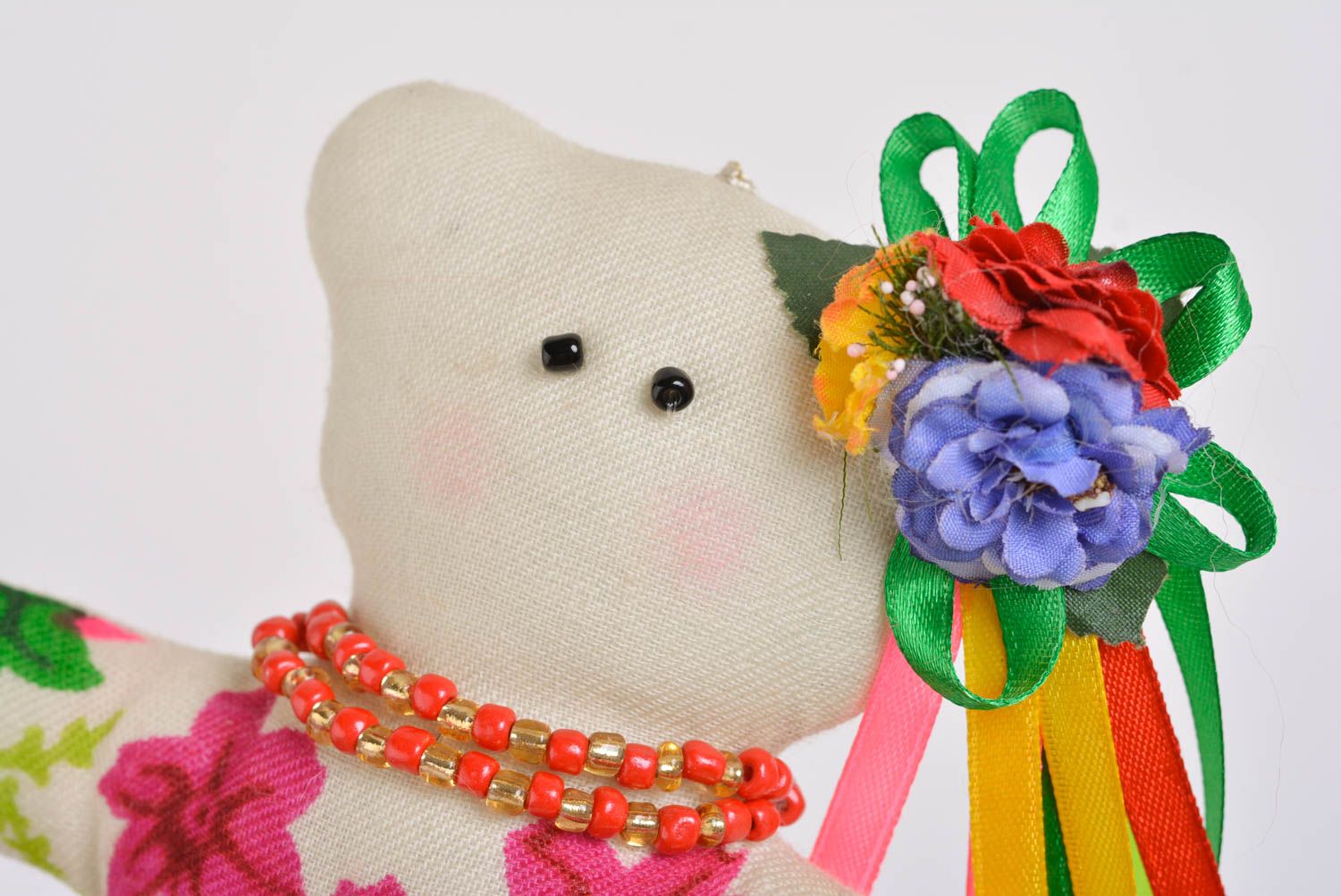 Peluche ourse faite main originale à suspendre avec couronne de fleurs photo 2