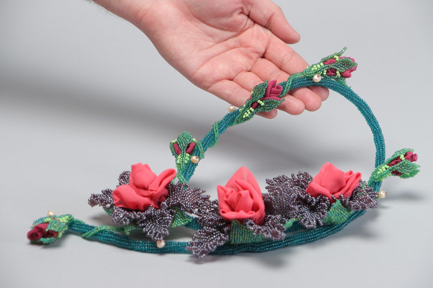 Handgemachter Halsschmuck aus Glasperlen mit umfangreichen Blumen aus Chiffon foto 5