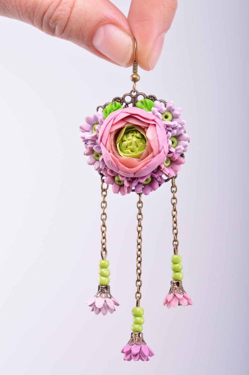 Boucles d'oreilles pendantes avec fleurs en pâte polymère mauves faites main photo 1