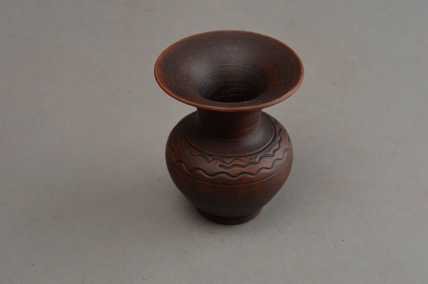 Vase décoratif fait main petit noir en céramique avec ornement pour intérieur photo 3