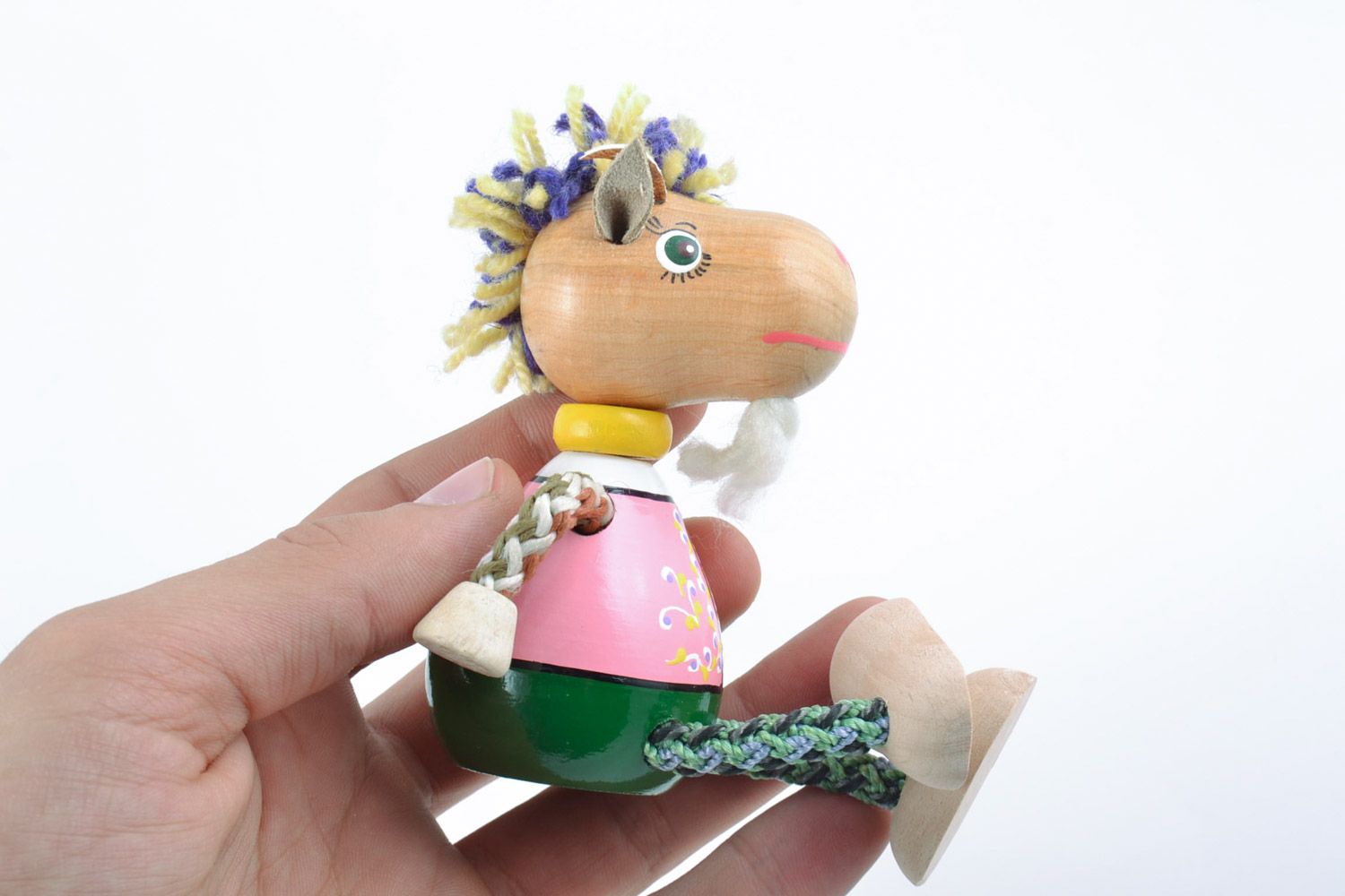 Petit jouet artisanal en bois fait main bouc peint écologique pour enfant photo 2