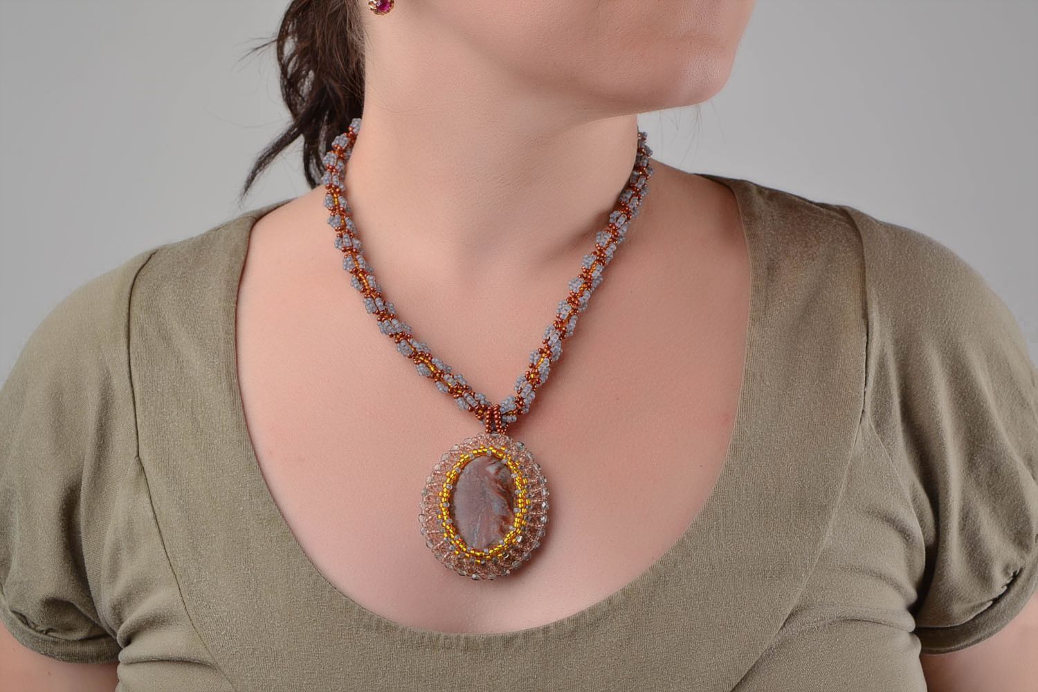 Joli collier en perles de rocaille avec pendentif fait main long accessoire photo 1