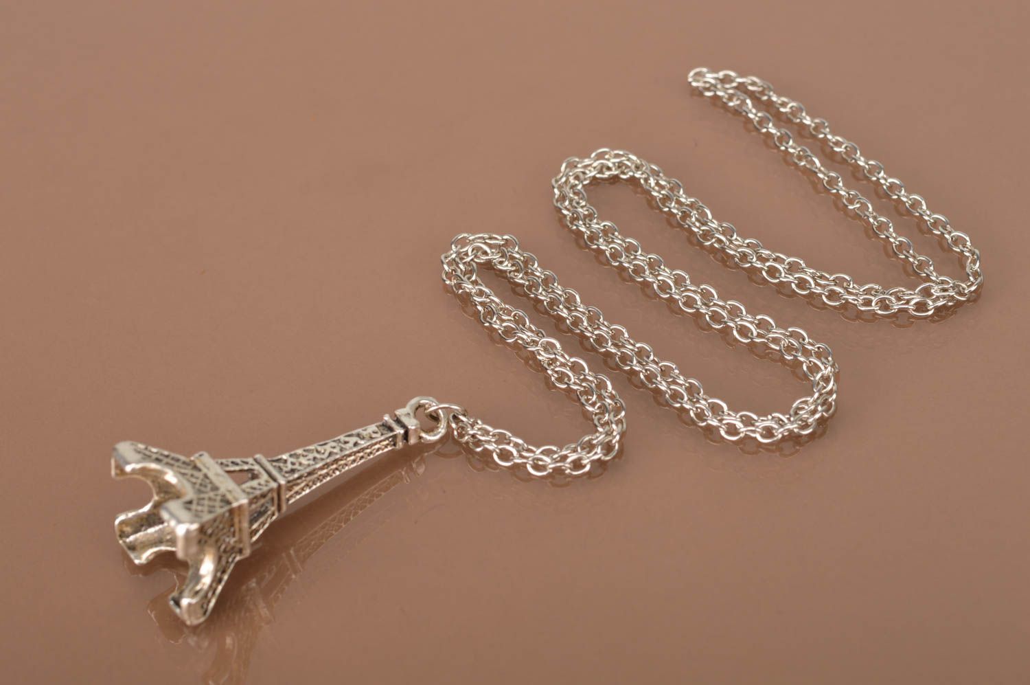Pendentif en métal Bijoux fait main Accessoire femme chaînette Tour Eiffel photo 5