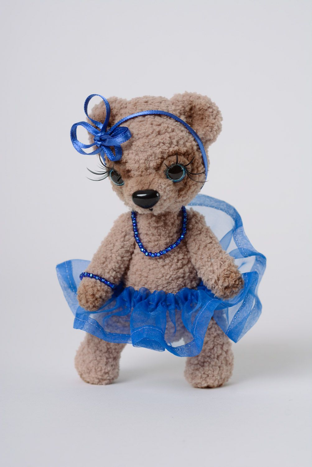 Маленькая мягкая игрушка в виде медведицы в синем наряде милая ручной работы фото 1