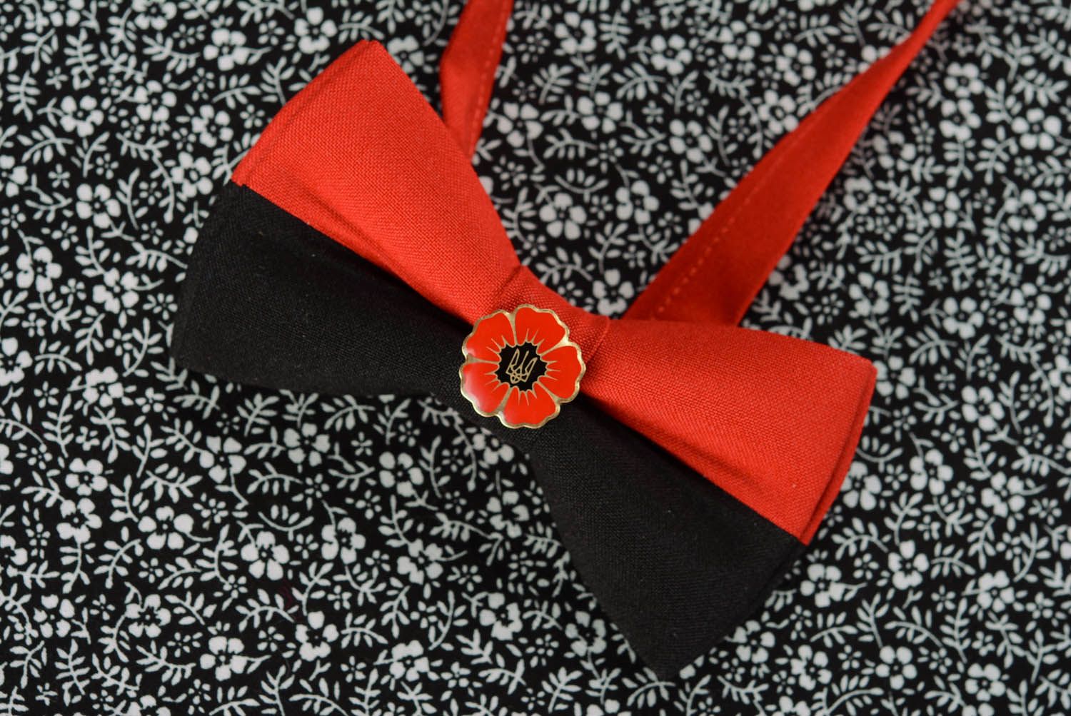 Gravata borboleta vermelha e preta feita de gabardine foto 3