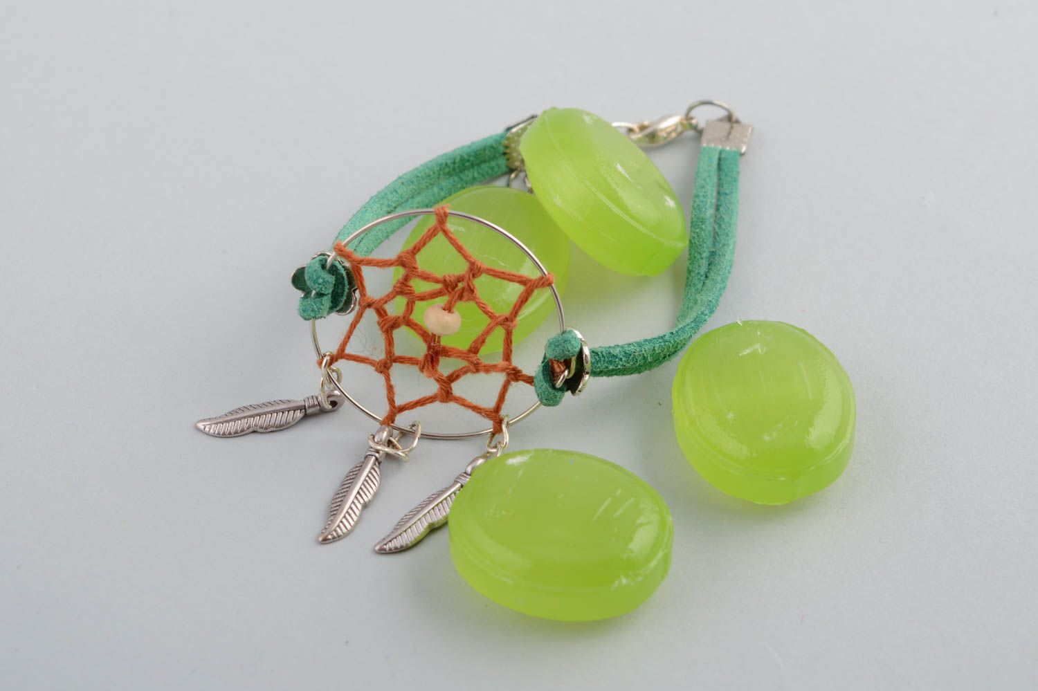 Bracelet talisman capteur de rêves fait main sur lacets de daim verts original photo 1