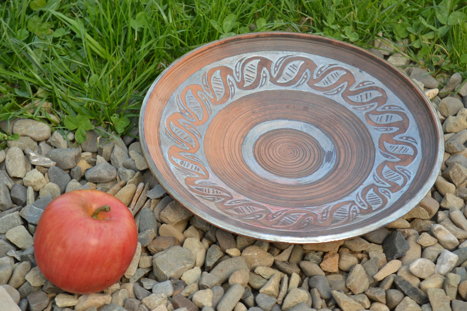 Handgemachter flacher Teller aus Keramik mit Glasurbemalung für schönes Servieren foto 1