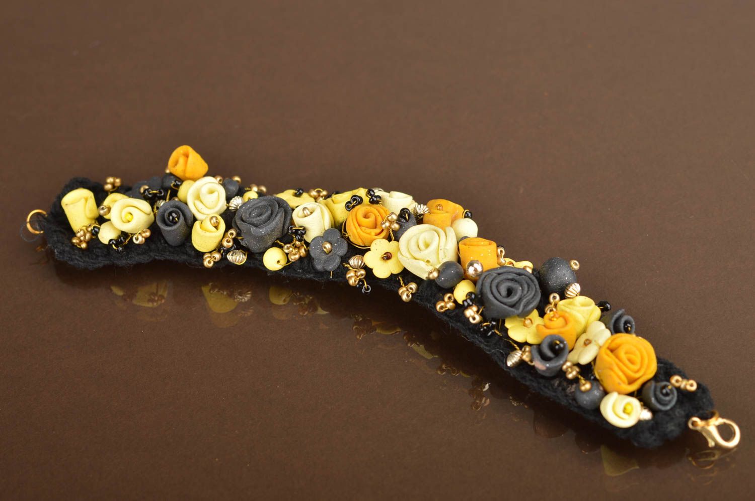Наручный браслет с цветами из полимерной глины на вязаной основе хенд мейд фото 2