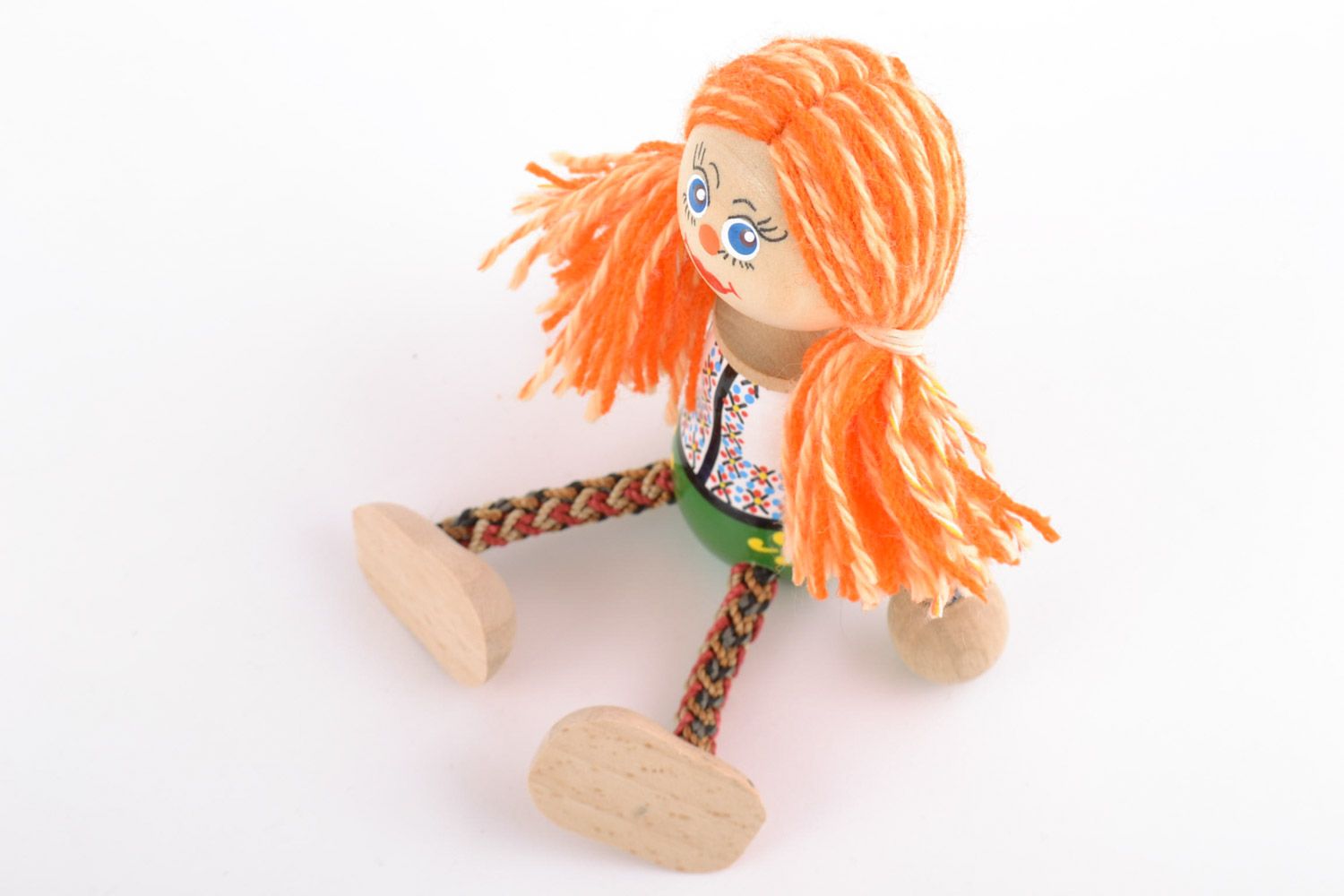 Petite poupée en bois de hêtre faite main avec peinture Fille aux cheveux roux photo 4
