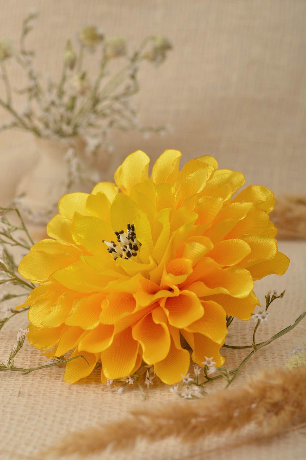 Barrette cheveux fait main Broche fleur chrysanthème jaune Accessoire femme photo 1