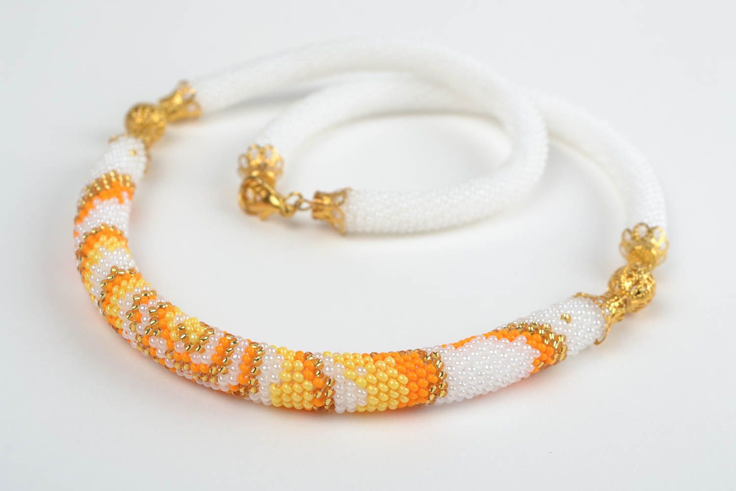 Collier spirale en perles de rocaille fait main au crochet blanc-doré original photo 4