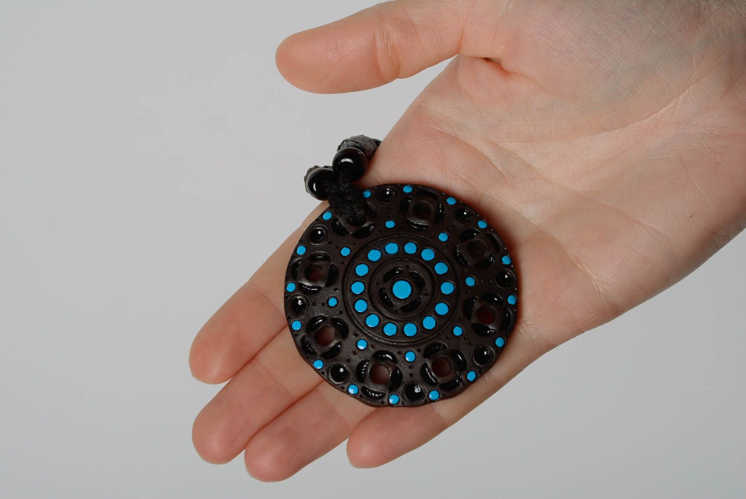 Runder Anhänger aus Ton mit Ornament Bemalung Emaille in Blau Schwarz handmade  foto 3
