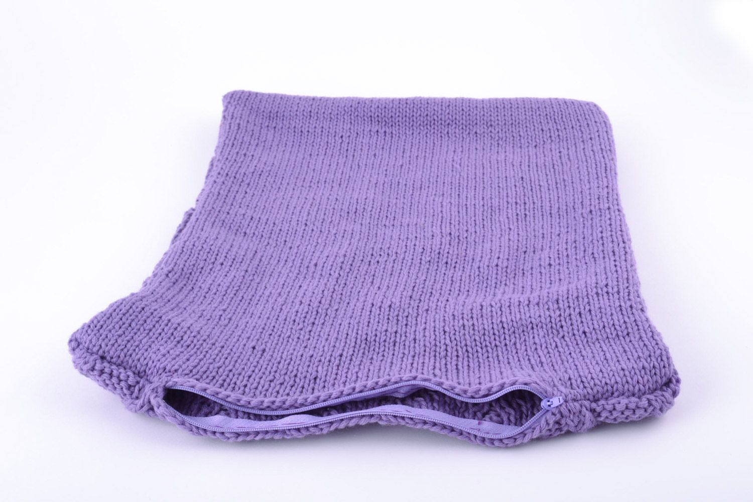 Чехол на подушку вязаный из полушерстяных фиолетовых ниток ручной работы на молнии фото 5