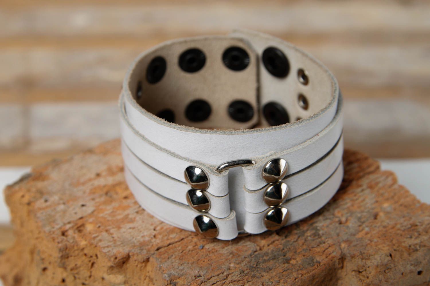Bracelet cuir Bijou fait main blanc Accessoires design large de créateur photo 1