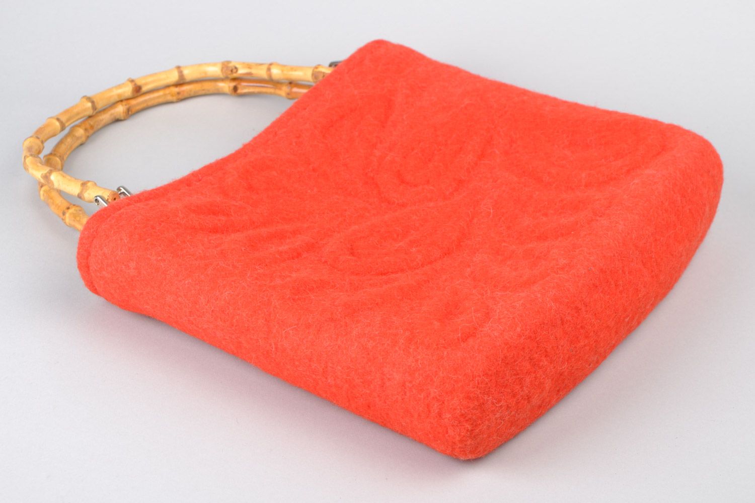 Handmade large capacious red bag felted of natural wool with wooden handles  photo 5