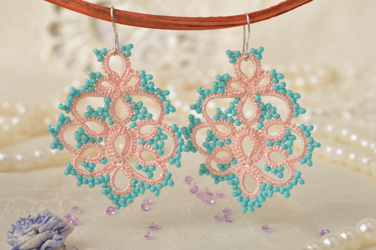 Вязаные серьги с бисером ручной работы розовые с голубым красивые нежные фото 1