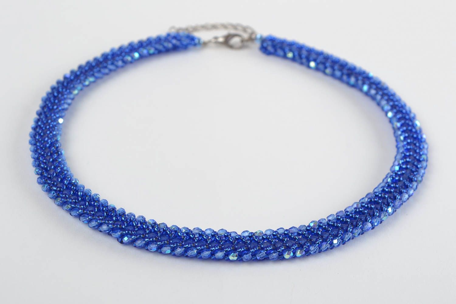 Joli collier en perles de rocaille tressé au crochet fait main bleu fin photo 4