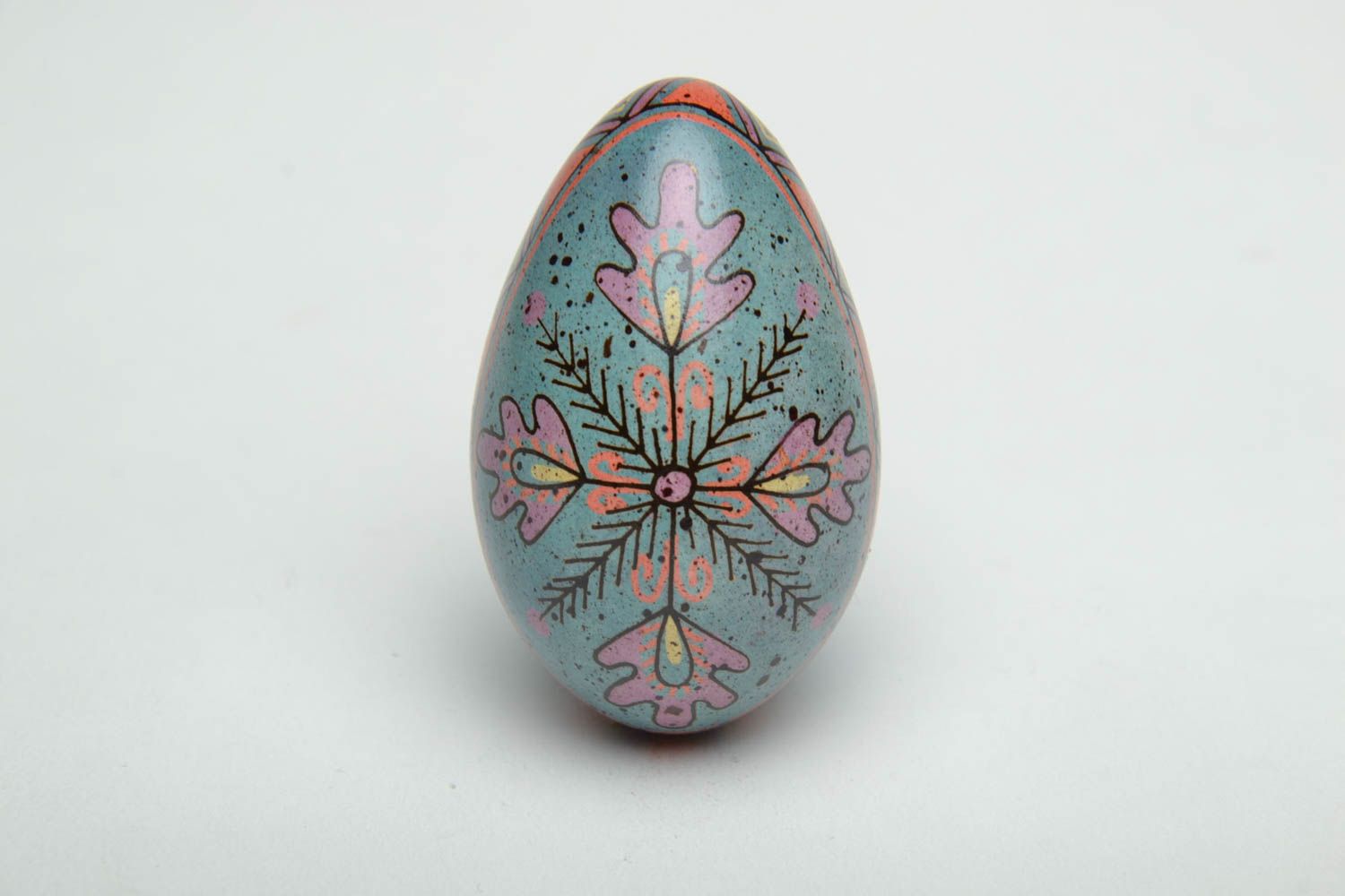 Oeuf de Pâques décoratif fait main original avec ornement traditionnel photo 2