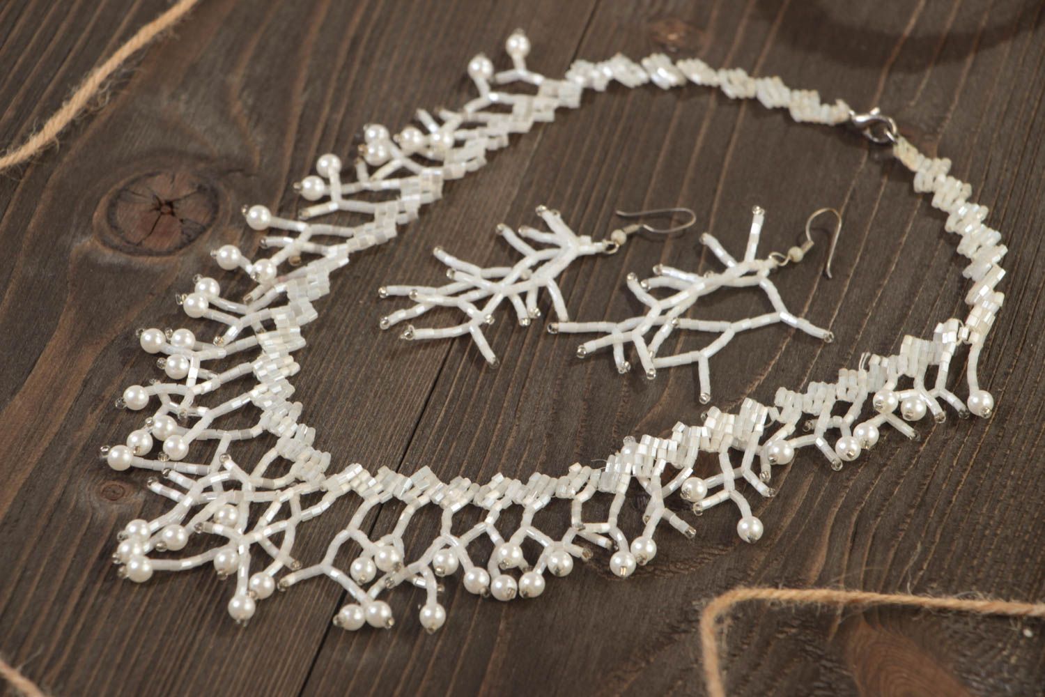 Set de bijoux boucles d'oreilles collier en perles de rocailles fait main blanc photo 1