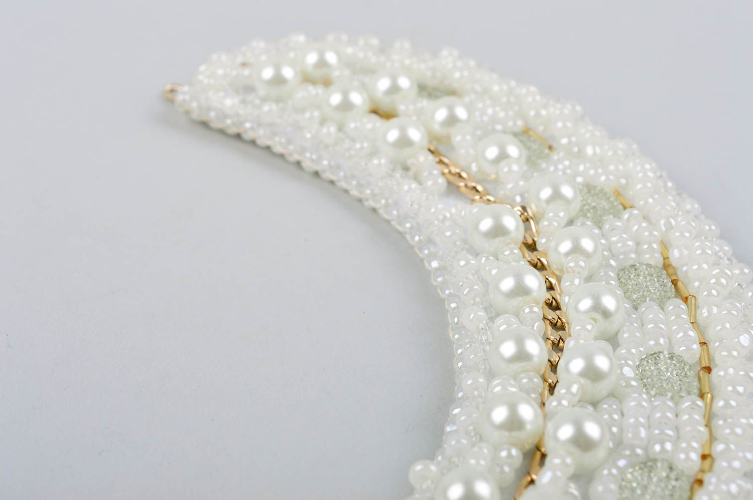 Collier brodé blanc Bijou fait main faux perles design Accessoire pour femme photo 5
