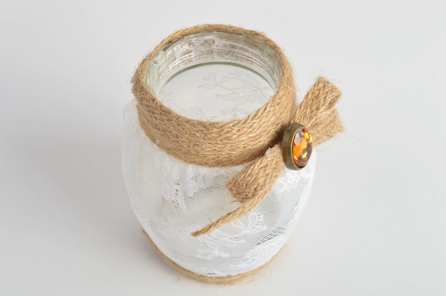 Стеклянная ваза для цветов в виде банки украшенной кружевом ручной работы белая фото 3